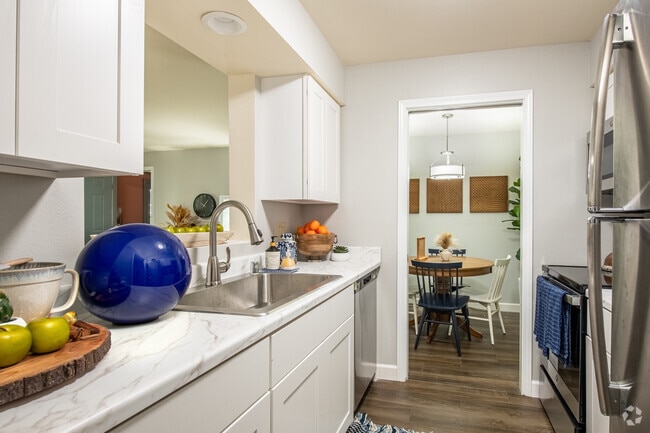 2BR, 2BA - 1060SF
