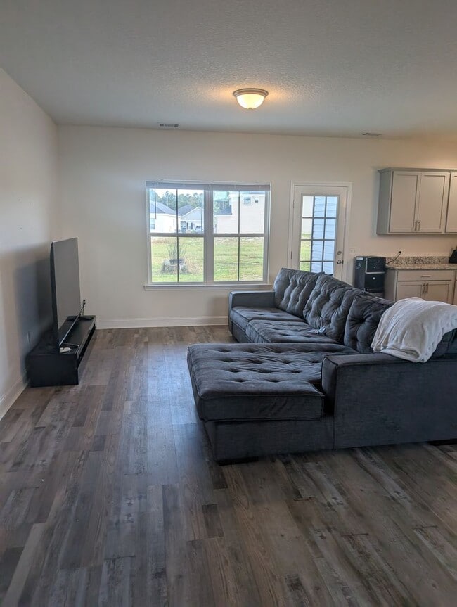 Photo - ? CATCH OUR FALL MOVE IN SPECIAL BEFORE IT...