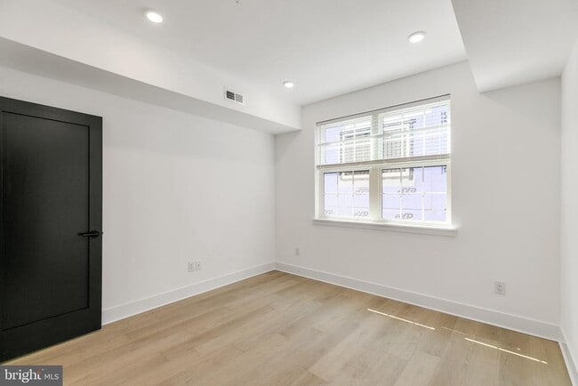 Photo - 3045 Richmond St Unidad 207