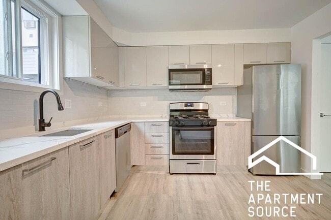Building Photo - 7621 N Sheridan Rd Unit 1J