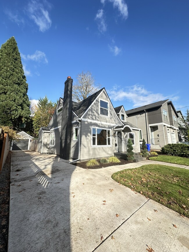 Building Photo - 5325 NE Flanders St