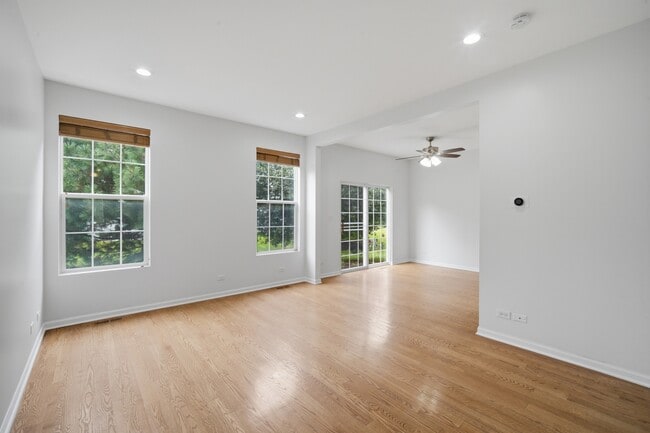Photo - 611 Lakeridge Ct