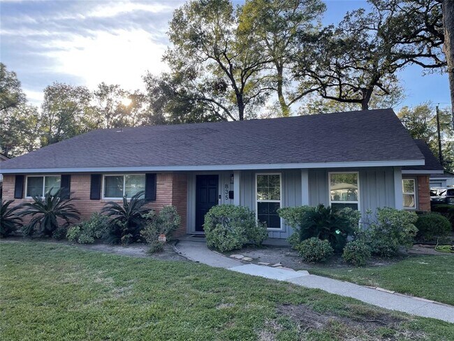 Photo - 835 Wycliffe Dr Casa