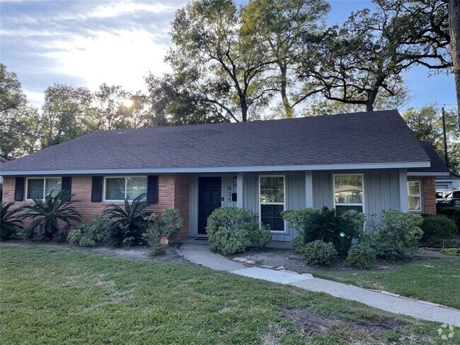 Building Photo - 835 Wycliffe Dr Rental