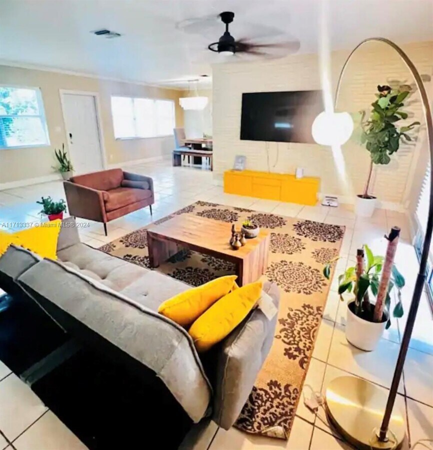 Photo - 825 NE 151st St