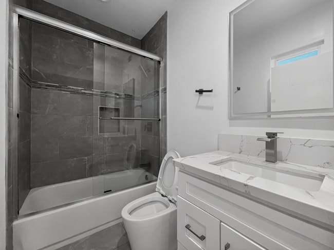 418 N La Fayette Park Pl