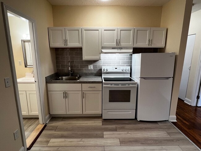 Building Photo - Mission Hill 2 Bed – No Broker Fee – Hot Water Included – 9/1