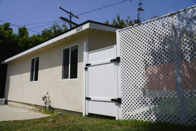 3227 Castle Heights Ave Unidad ADU