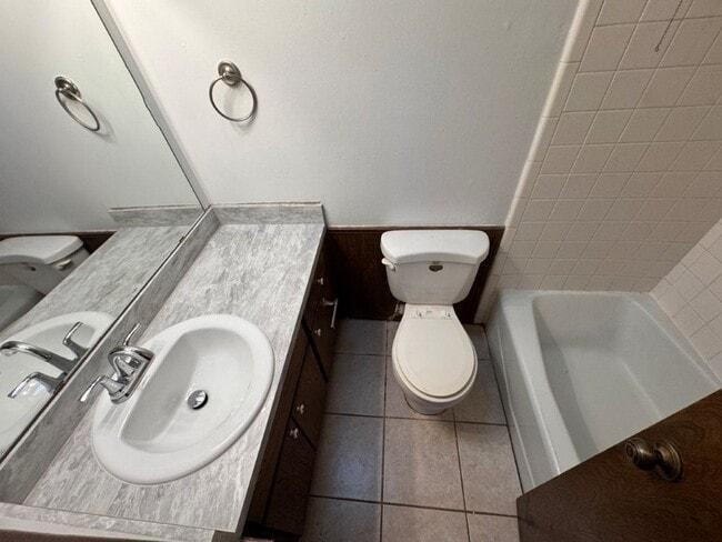 Photo - 2 bed, 1 and 1/2 baths with a 1 car garage and new countertops! cute duplex for rent near SW 89th...