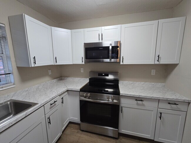 Photo - 1152 W 22nd St