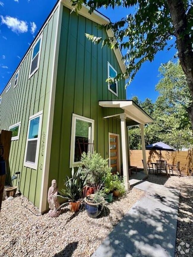 Building Photo - PRE-LEASE - Heart of the City! 2 bedrooms,... Rental