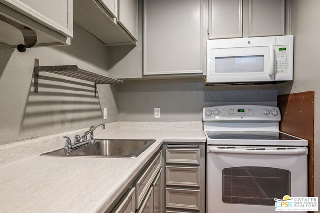Building Photo - 550 N Villa Ct Unit 214