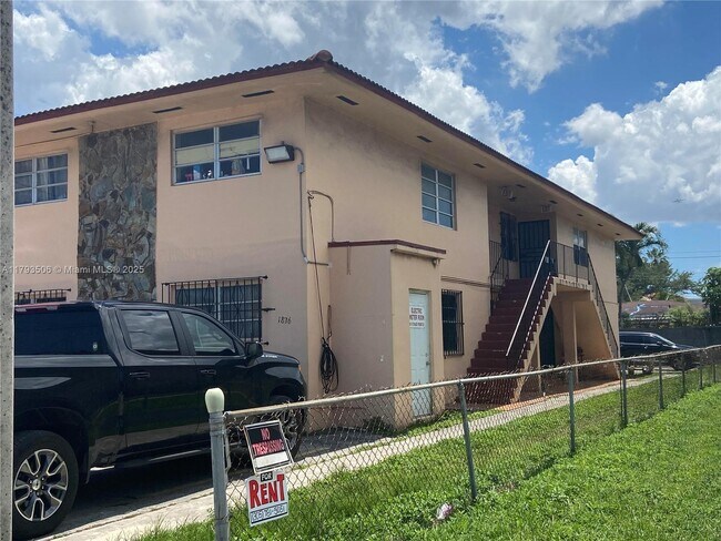Building Photo - 1836 NW 22nd Ct Unit 5 Rental