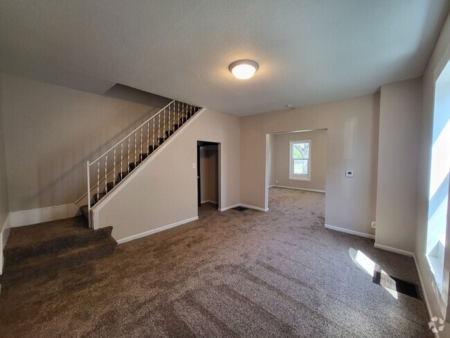 Building Photo - 3 Bedroom, 1 Bathroom Duplex with quick ac... Rental