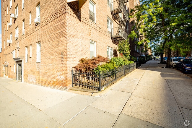 Photo - 6441 Saunders St