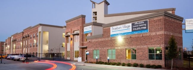 Building Photo - Braeburn Village Rental