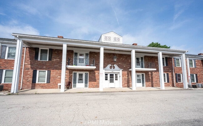Building Photo - "Charming 1-Bedroom Retreat in Shelbyville... Unit B8 Rental