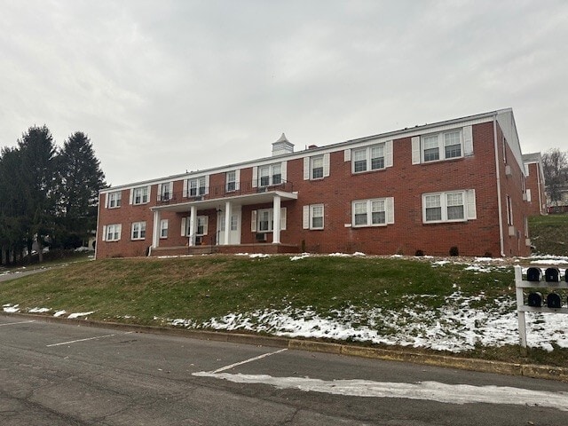 Building Photo - 915 Country Club Dr