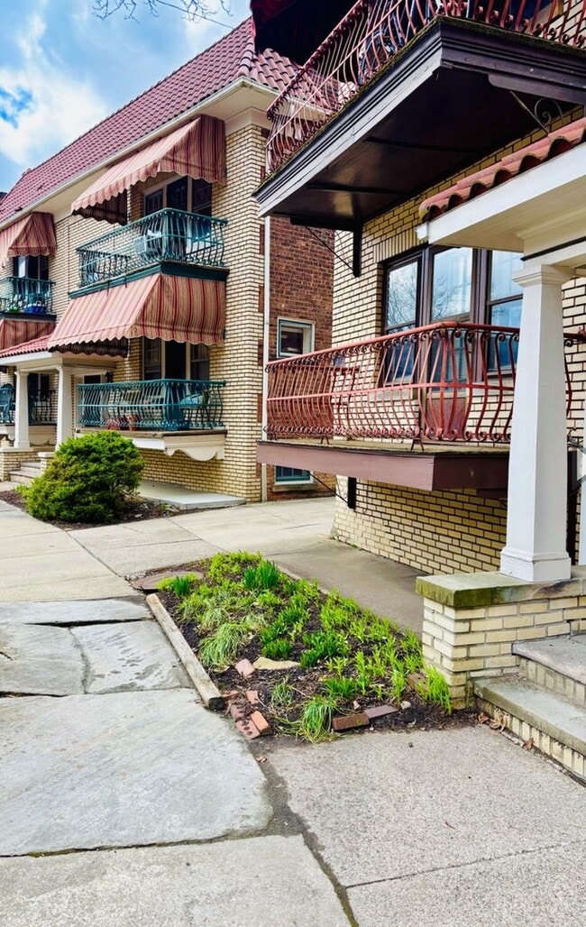 Building Photo - 1602 Ridgefield Rd Unit 2