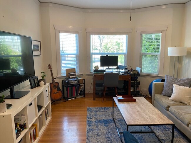 LivingRoom/Bedroom - 3117 College Ave Unit #2