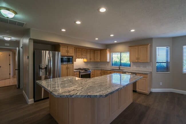 Spacious 6 Bedroom Home with a Balcony! - Spacious 6 Bedroom Home with a Balcony!