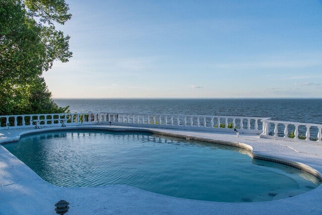 Building Photo - 10 Beach Hill Dr Rental