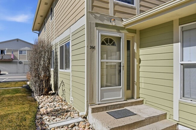 Building Photo - 2 Bed / 2 Bath Townhome in Denver