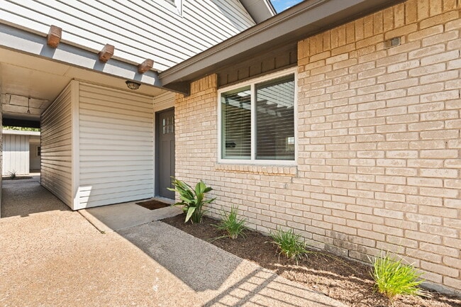 Photo - 3 Bed, 2 Bath Duplex (3rd bed is detached)