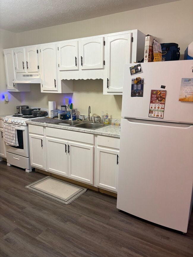Building Photo - Hill Crest Court Apartments 3 Unit 3