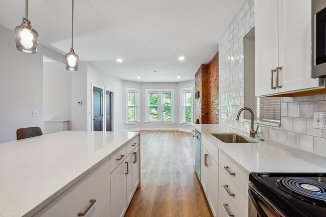 1386 Neil Ave