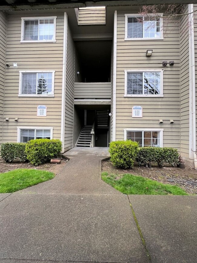 Building Photo - 039 - 2 bed, 2 bath condo minutes from Red... Unit B-202