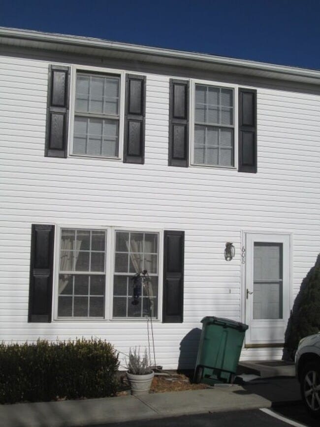 3 Bedroom, 1.5 Bath Townhouse - 3 Bedroom, 1.5 Bath Townhouse