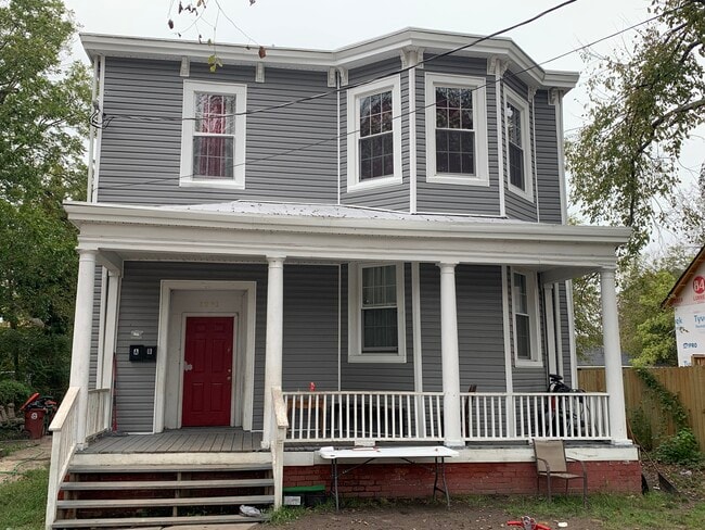 Building Photo - 1231 W Washington St Unit Apt. A (Downstairs)