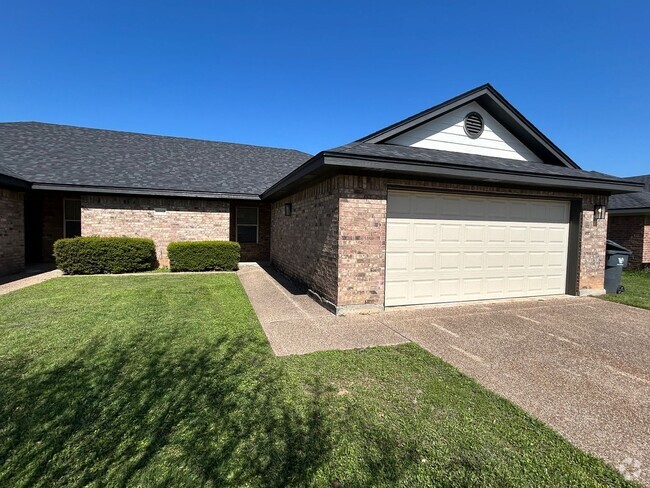 Building Photo - Updated China Spring Duplex Rental