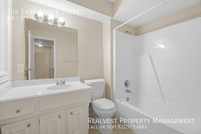 Photo - 304 E Adoue St