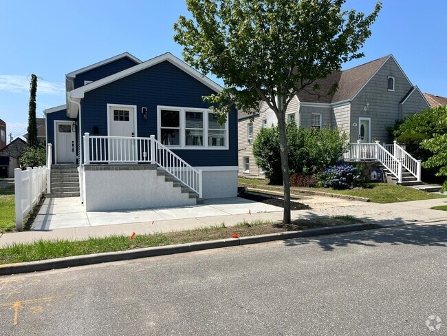 Building Photo - 562 E Market St Rental