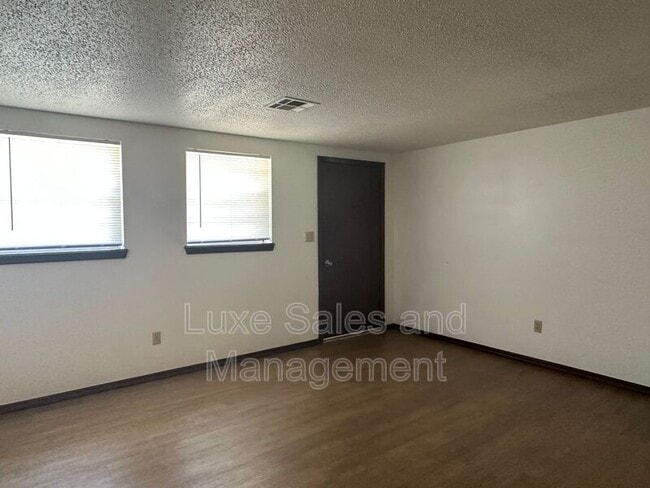 Photo - 3027 Clarke St