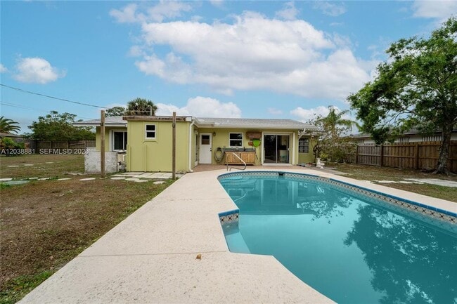 Photo - 607 Coconut Ave N