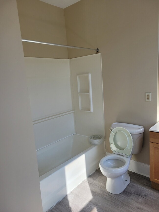 Bright Two Bedroom Apartment on Penn Ave., Wilkinsburg