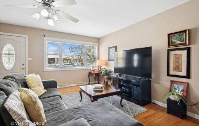 Building Photo - 161 Village Ct