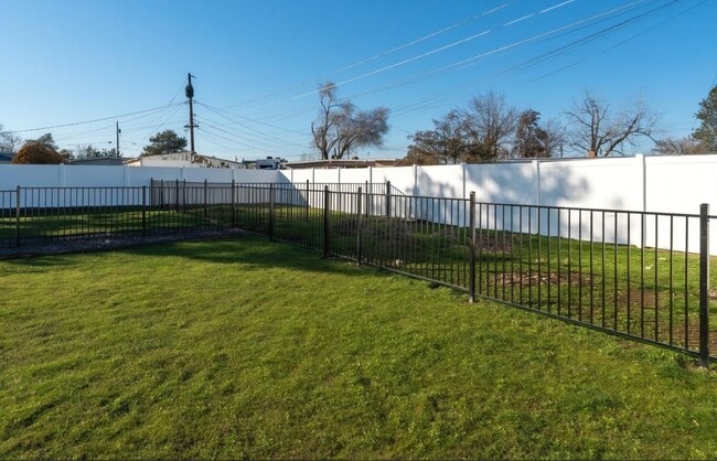 Photo - 604 W Crest Dr