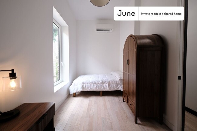 Building Photo - Private bedroom in 4 bed/4 bath Home