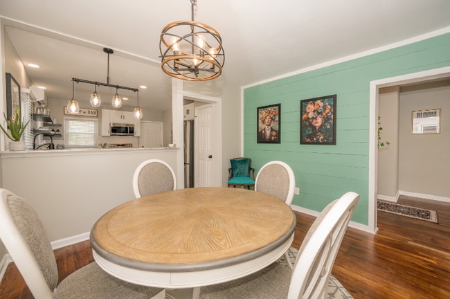 Photo - 611 W Houston St