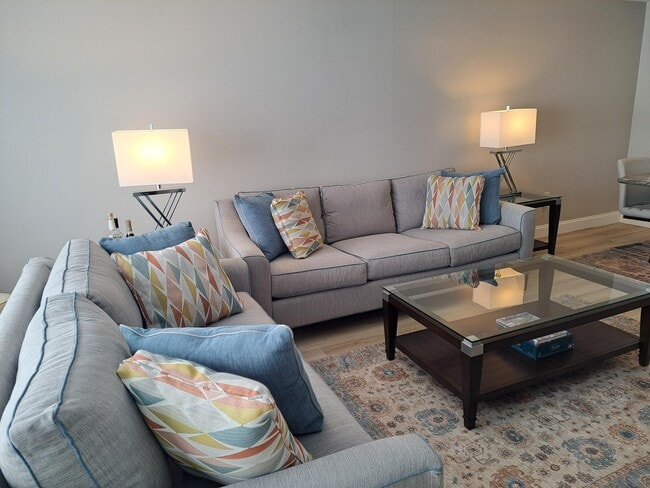 Building Photo - 1502 S Lakeside Dr Unit 208