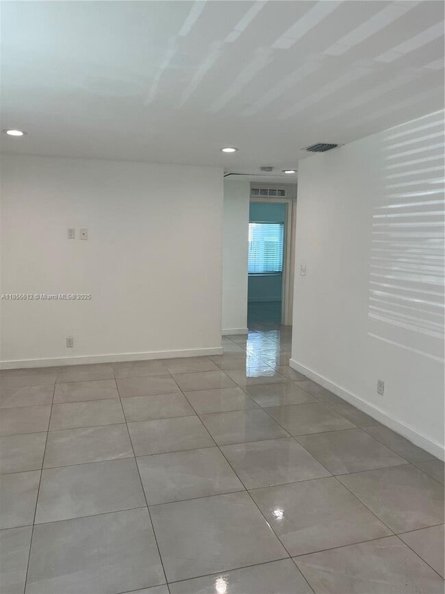Building Photo - 905 NW 5th St Rental