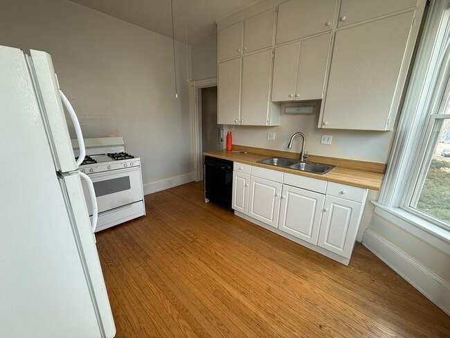 Building Photo - 1823 E Bradford Ave Unit Lower