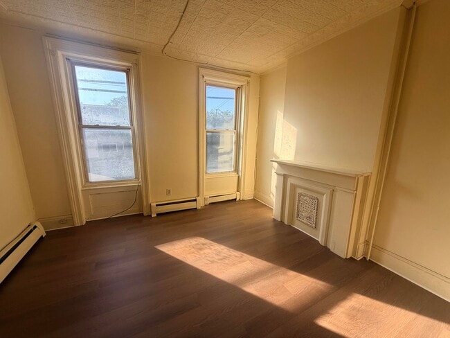 Building Photo - 604 4th St Unit 1