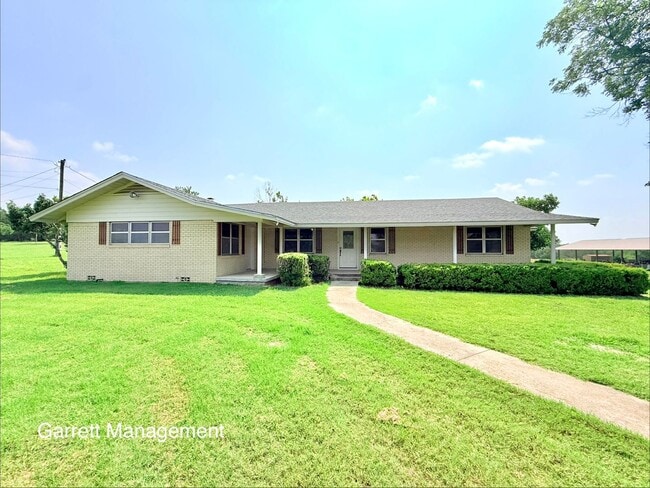 Building Photo - Spacious 4-Bedroom Home in Lampasas – Room to Live, Work & Play!