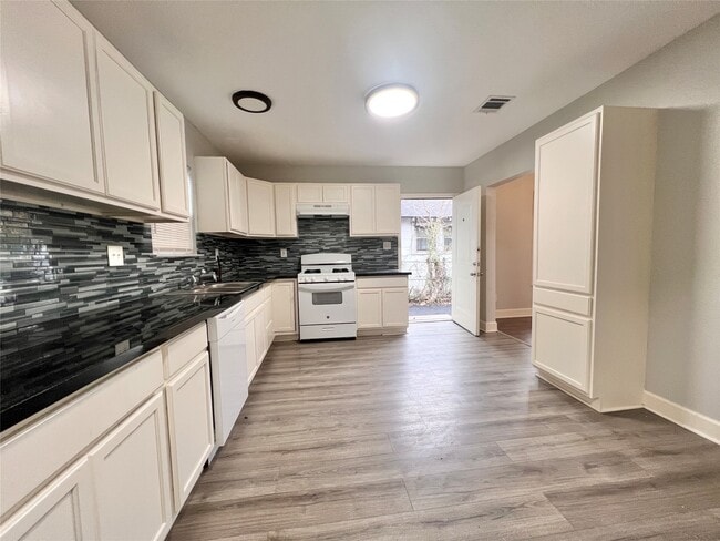 Photo - 2412 Stuart St