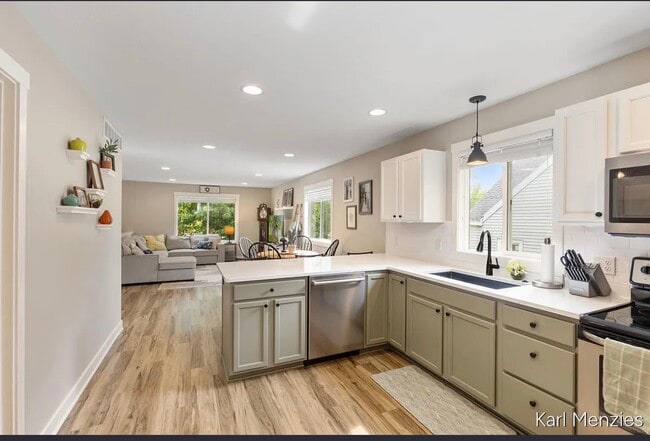 Photo - 1231 Bradford St NE